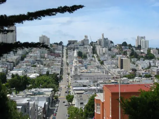 San Francisco
Wie man unschwer erkennen kann, handelt es sich um eine Straße in San Francisco (weiß leider nicht mehr, welche). 
Schlüsselwörter: Fotowettbewerb