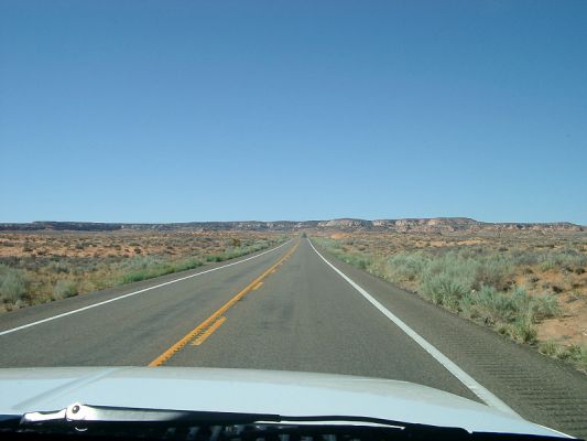 Arizona
Das Bild zeigt eine der ewigen Straßen Arizonas - gerade und dauernd bis zu den weit entfernten Gebirgszügen; rechts und links bis zum Horizont nichts; keine anderen Autos und einfach faszinierend!
Schlüsselwörter: Fotowettbewerb