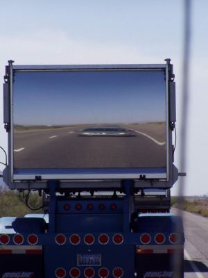 Spiegeltruck
Das Bild zeigt einen komplett verspiegelten Truck auf der Strasse von Las Vegas nach Los Angeles am 15.06.2004. 
Schlüsselwörter: Fotowettbewerb