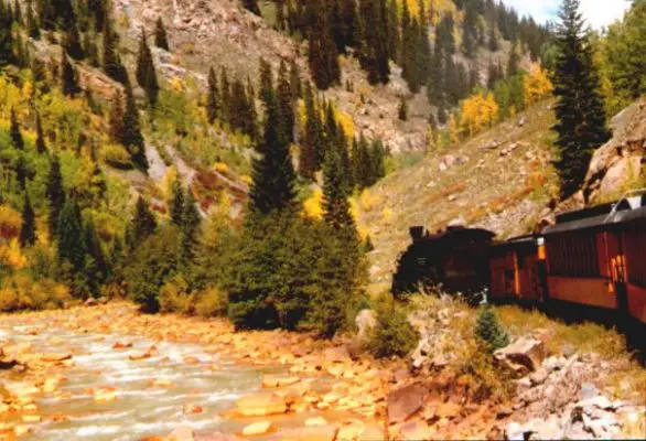 Fahrt mit der Durango & Silverton NGRR
Schlüsselwörter: Durango, Silverton, Durango & Silverton Narrow Gauge Railroad, Eisenbahn, Dampflok, Rocky Mountains