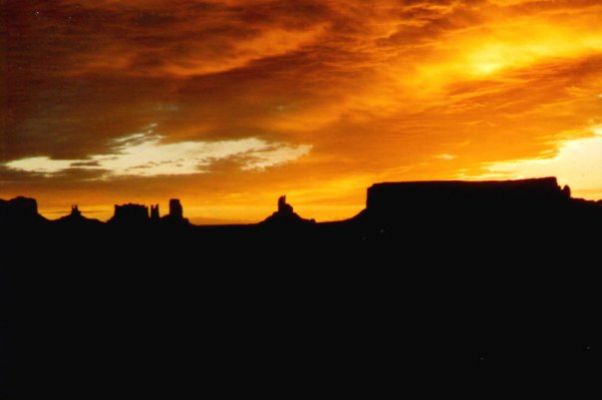 Sonnenaufgang über dem Monument Valley
Schlüsselwörter: Sunrise, Monument Valley, Sonnenaufgang, Gouldings Lodge, Utah, Arizona, USA