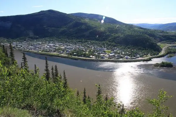 Dawson City, Klondike mündet in den Yukon
