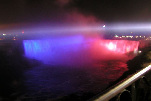 Niagarafälle bei Nacht
