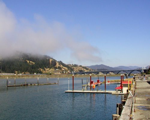 Wheeler/OR_Nehalem River mit Brücke der I-101
