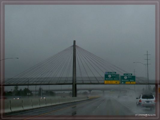 Regen, Regen, Fussgängerbrücke über die I-5 bei Eugene_OR
