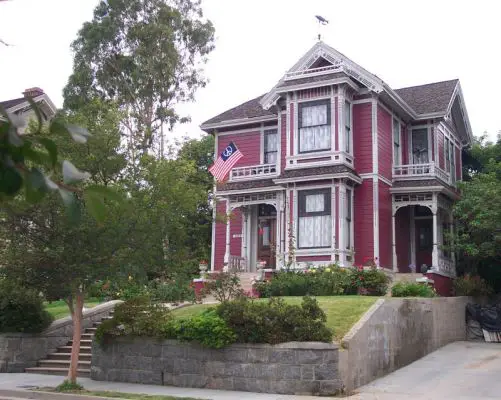 Halliwell House 
Das Haus der Halliwell Schwestern aus Charmed steht in Los Angeles und nicht wie im Film in San Francisco..

Schlüsselwörter: Charmed, Halliwell House