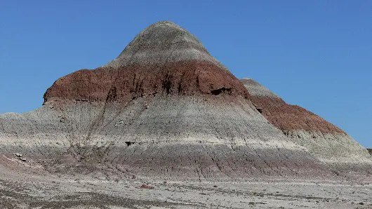 Erodierender Sandsteinhügel in der  Painted Desert 
Die Painted Desert ist eine rot bis grau bunte Wüste bei Holbrook und Teil des Petrified Forest N.P.
