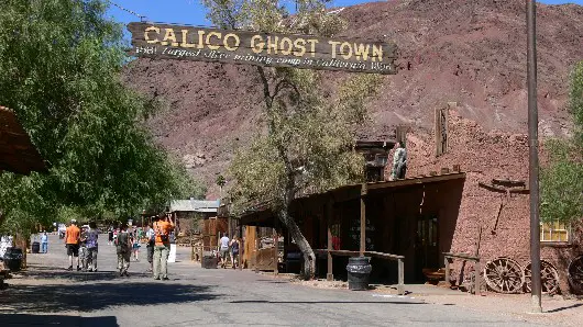 Calico Ghost Town
Sie ist eine alte Silberminenstadt in der Mojave Wüste an der Interstate 15 bei Barstow
