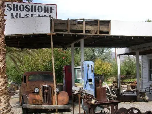 Shoshone am Südeingang zum Death Valley
Eine alte Tankstelle ist mit zugehörigem Gebäude zu einem kleinen Museum ausgebaut. Hier bekommt man auch Info's über das Death Valley. Im benachbarten Cafe/Bar kann noch einmal Pause eingelegt werden.
