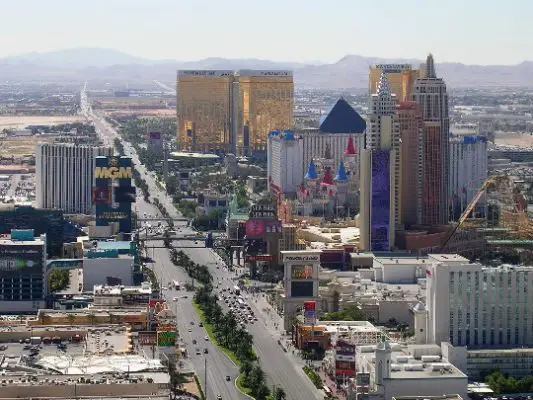 Strip von Las Vegas
Der Blick geht vom Eifelturm zu den Hotels  New York New York, MGM, Escalibur, Luxor und dem Mandalay Bay
