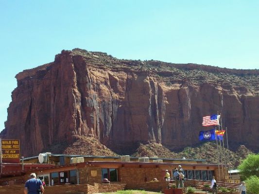 Visitor Center Monument Valley
Wir haben hier die Flaggenmasten mit den Flaggen der USA, Arizona, Utah und dem Tribal fotografiert: Eine bunte, fröhliche Zusammenstellung.
