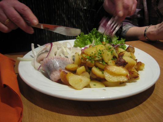 Typisches Bremer Fisch-Menue:

Matjes-Filet mit Bratkartoffeln-sieht auch superlecker aus, und ich glaube, so hat das auch geschmeckt!
