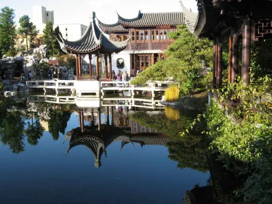 Classical Chinese Garden
In der Chinatown wurde ein Block als Geschenk von Portlands chinesischer Partnerstadt Suzhou zu einem Garten umgebaut.
Schlüsselwörter: Portland, Oregon, Chinatown, Chinese Garden