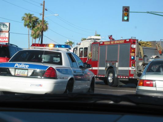 Phoenix
dieses Bild habe ich im August 2003 in Phoenix geschossen. Eigentlich fÃ¼r unseren Sohn (3 Jahre), der Polizei und Feuerwehr so aufregend findet.
Schlüsselwörter: Fotowettbewerb