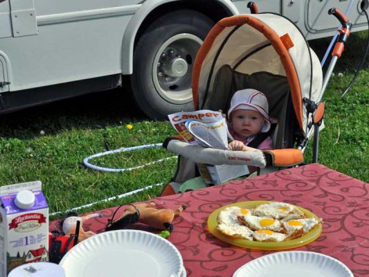 Klara in Acadia
In Erwartung des Frühstücks, informiert sich Enkelin Klara schon einmal über spätere Aktivitäten auf dem herrlich gelegenen KOA Campingplatz.
