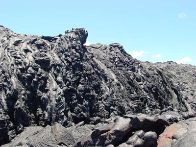 vorwiegend Stricklava, rechts unten etwas pahoehoe-Lava
