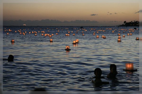 Honolulu: Lantern Floating
