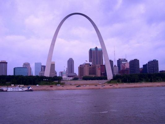 Gateway Arch und der Mississippi
