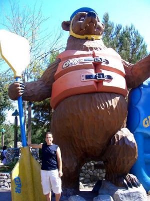 Yves mit einem Grizzly im Disney California
