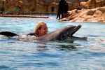 Nadine schwimmt mit dem Delphin