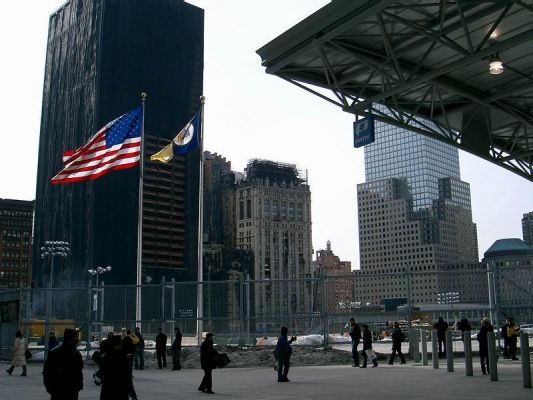 Ground Zero
wir waren tief ergriffen bei diesem Anblick. Haben uns die TV Bilder ins Gedächtnis gerufen und konnten es nicht fassen.
