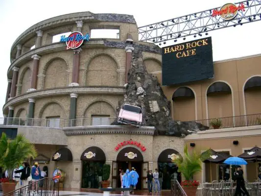 Hard Rock Cafe
soll das größte HRC der Welt sein, die Form soll das Colloseum von Rom darstellen
