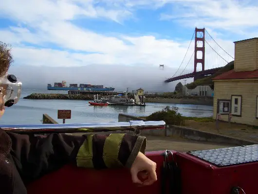 Von Sausolito aus sieht man einen die Golden Gate Bridge durchziehenden Nebelstreifen. Sausolito und San Francisco selbst haben sonniges, warmes Wetter.
Schlüsselwörter: fireengine