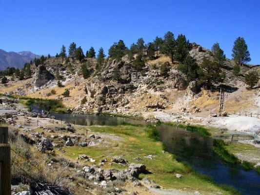 Hot Creek
8 heiße Quellen, die aus mehreren Kilometer Tiefe heraufströmen, mischen sich hier mit dem Wasser des kalten Gebirgsbachs der Sierra Nevada
