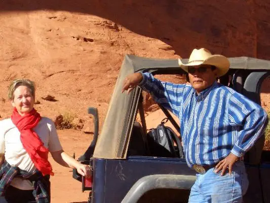 Howard, unser Navajo - Guide
Mit ihm und seinem klapperigen Jeep fuhren wir durch das Monument Valley. Interessant, weil wir auch tiefer in den Park fuhren, als man mit eigenem Wagen fahren darf.
