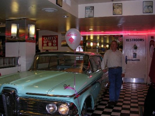 Loris Diner
Dieser Shop liegt Ecke Sutter/Powell Street in der Nähe des Union Square. Er ist wie alle Loris Diner's urig nach den Merkmalen der Zeit Elvis, der großen, amerikanischen Straßenkreuzer und der Möbel mit kitschigem Kunststofbezügen ausgestattet.
