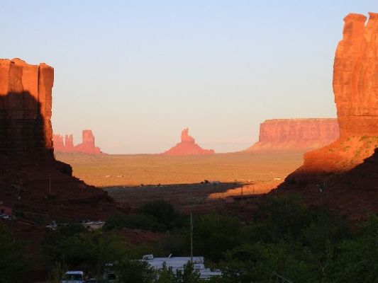 Sunset im Monument Valley
Nach einem ereignisreichen Tag, Fahrt von Moab zum Tribal Park, Besuch des Monument Valleys und einem ruhigen, gemütlichen Nachmittag, war dies der schönste Abschied eines Tages.
