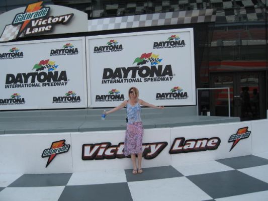 Sieg bei den Daytona 2
nach 2 Meilen mit der Bahn auf der Strecke hab ich das Rennen, um die silberne Wasserflasche gewonnen
