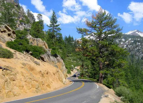 Sonoma Pass
Der Sonoma Pass (SR 108) ist eine echte Alternative zur Tioga Road um die Sierra Nevada zu überqueren, wenn man nicht unbedingt in Yosemite Park möchte. Er ist "nur 2933 m hoch und nicht ganz so schneereich und damit länger passierbar.
