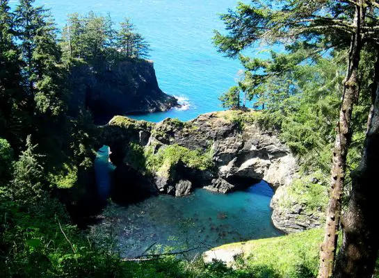 Double Bridge
Aussichtspunkt auf die natural bridge Cove im Samuel H. Bordman State park im südlichen Oregon
