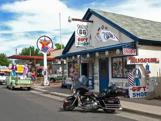 Barbershop
eine Institution an der Route 66 ist der Barber Shop von Angel und Vilma Delgadillo in Seeligman
