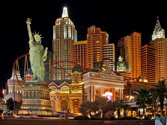 Minimanhatten
das HoteCasino "New York, New York" direkt am Las Vegas Strip  mit seiner integrierten Achtenbahn innerhalb der Skyline
Schlüsselwörter: Las Vegas