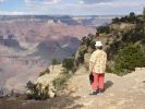 Frau mit Hut fasziniert am Grand Canyon